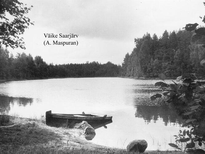 Maakond: Võrumaa Veekogu nimi: Väikene Saarjärv Pildistamise aeg: teadmata Pildistaja: A. Maspuran Pildistamise koht: teadmata Asimuut: