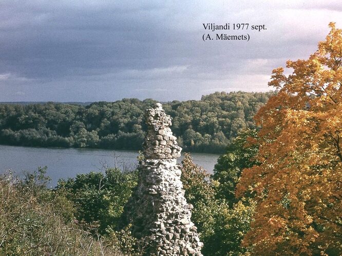 Maakond: Viljandimaa Veekogu nimi: Viljandi järv Pildistamise aeg: september 1977 Pildistaja: A. Mäemets Pildistamise koht: teadmata Asimuut: