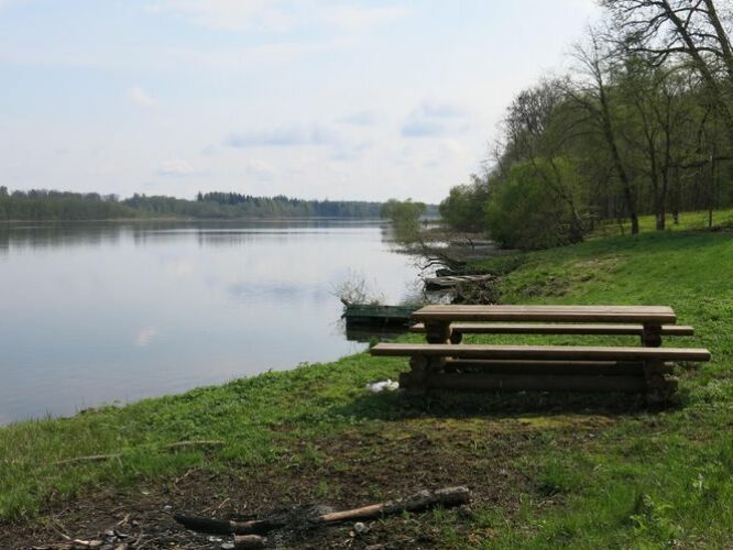 Maakond: Viljandimaa Veekogu nimi: Viljandi järv Pildistamise aeg: 13. mai 2013 Pildistaja: H. Timm Pildistamise koht: Valuoja Asimuut: