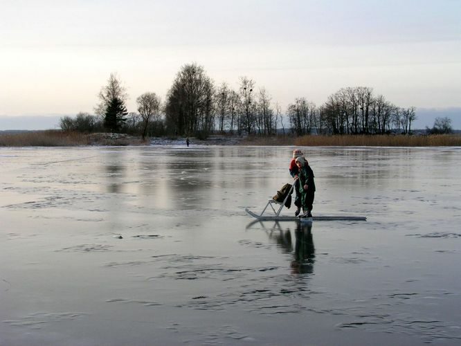 Maakond: Viljandimaa Veekogu nimi: Võrtsjärv Pildistamise aeg: 4. jaanuar 2004 Pildistaja: H. Timm Pildistamise koht: teadmata Asimuut: