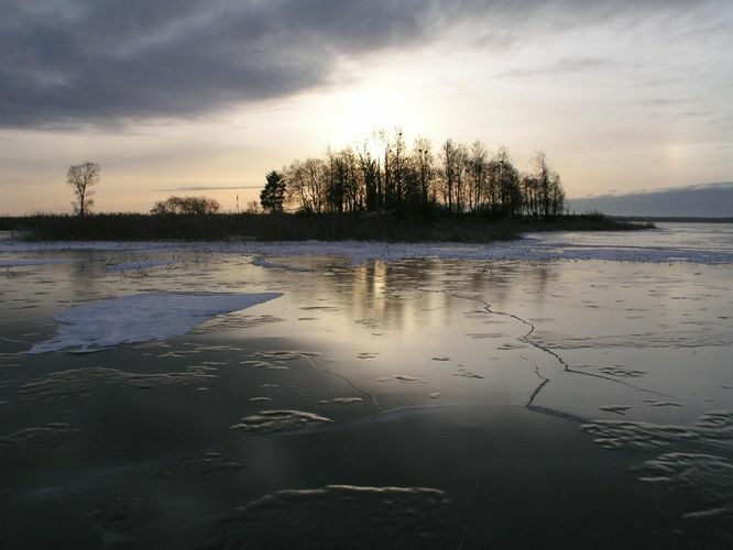 Maakond: Viljandimaa Veekogu nimi: Võrtsjärv Pildistamise aeg: 4. jaanuar 2004 Pildistaja: H. Timm Pildistamise koht: teadmata Asimuut: