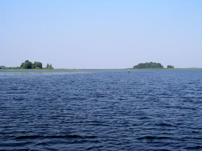 Maakond: Valgamaa Veekogu nimi: Võrtsjärv Pildistamise aeg: august 2005 Pildistaja: H. Timm Pildistamise koht: Maapera neem ja Pähksaar Asimuut: