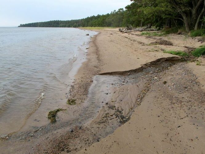 Maakond: Lääne-Virumaa Veekogu nimi: Läänemeri Pildistamise aeg: 11. september 2012 Pildistaja: H. Timm Pildistamise koht: Käsmu rand ojaga järvest W Veekogude registri viide: https://register.keskkonnaportaal.ee/register/body-of-water/9209337