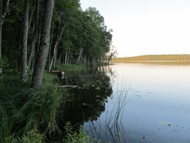 Maakond: Valgamaa Veekogu nimi: Aheru järv Pildistamise aeg: august 2011 Pildistaja: H. Timm Pildistamise koht: teadmata Veekogude registri viide: https://register.keskkonnaportaal.ee/register/body-of-water/8378224