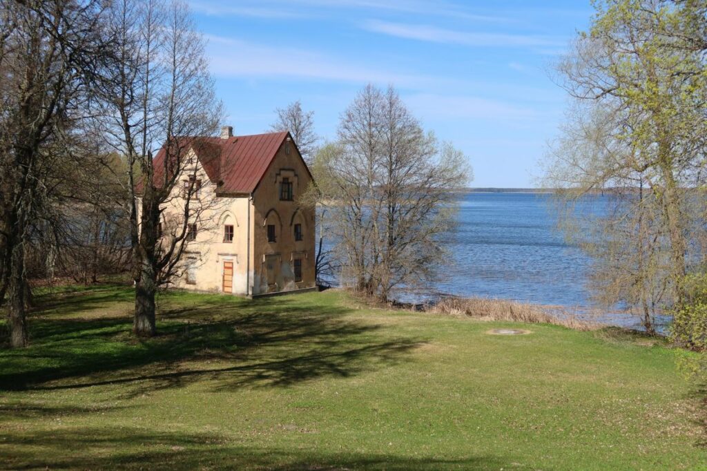 Maakond: Lääne-Virumaa Veekogu nimi: Saadjärv Pildistamise aeg: 10. mai 2022 Pildistaja: H. Timm Pildistamise koht: E→W Asimuut: W Veekogude registri viide: https://register.keskkonnaportaal.ee/register/body-of-water/8375799