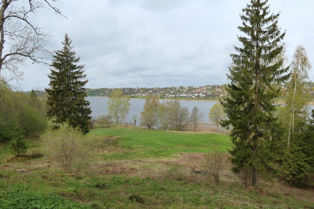 Maakond: Viljandimaa Veekogu nimi: Viljandi järv Pildistamise aeg: 14. mai 2022 Pildistaja: H. Timm Pildistamise koht: teadmata Asimuut: NW Veekogude registri viide: https://register.keskkonnaportaal.ee/register/body-of-water/8378307