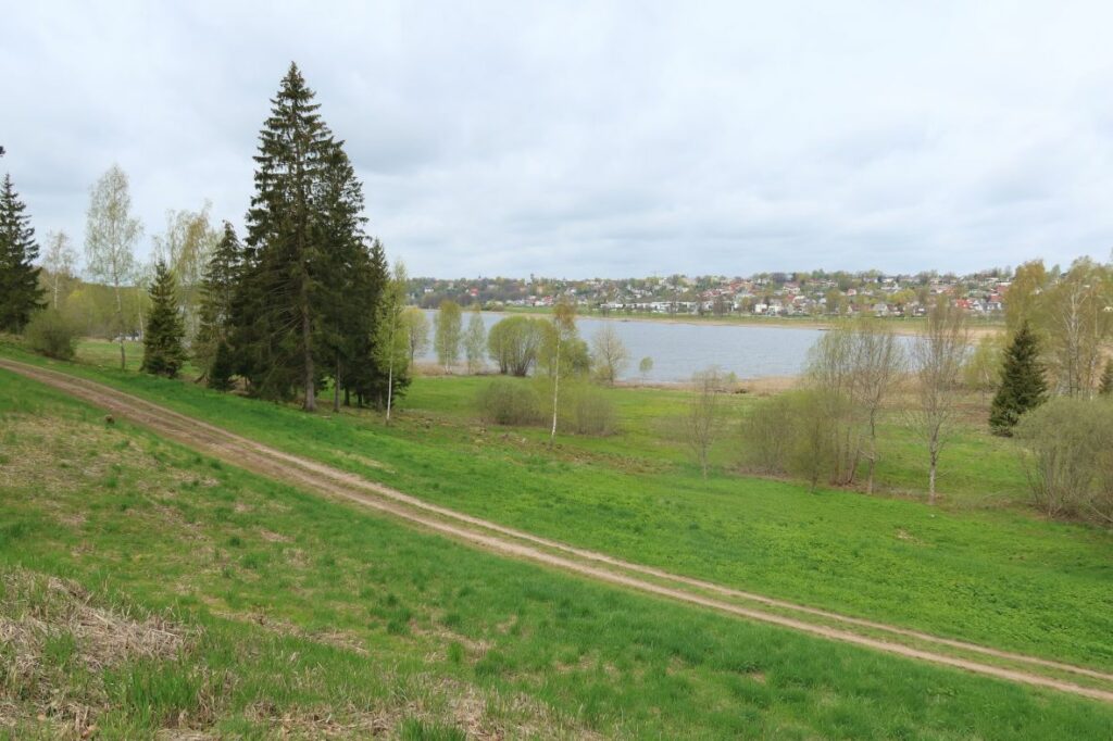 Maakond: Viljandimaa Veekogu nimi: Viljandi järv Pildistamise aeg: 14. mai 2022 Pildistaja: H. Timm Pildistamise koht: teadmata Asimuut: WNW Veekogude registri viide: https://register.keskkonnaportaal.ee/register/body-of-water/8378307