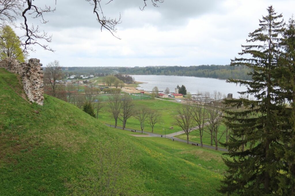 Maakond: Viljandimaa Veekogu nimi: Viljandi järv Pildistamise aeg: 14. mai 2022 Pildistaja: H. Timm Pildistamise koht: teadmata Asimuut: ESE Veekogude registri viide: https://register.keskkonnaportaal.ee/register/body-of-water/8378307