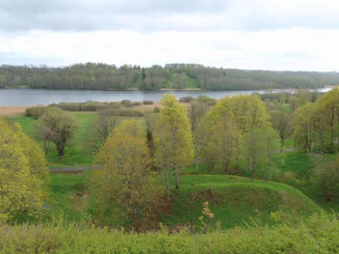 Maakond: Viljandimaa Veekogu nimi: Viljandi järv Pildistamise aeg: 14. mai 2022 Pildistaja: H. Timm Pildistamise koht: teadmata Asimuut: SE Veekogude registri viide: https://register.keskkonnaportaal.ee/register/body-of-water/8378307