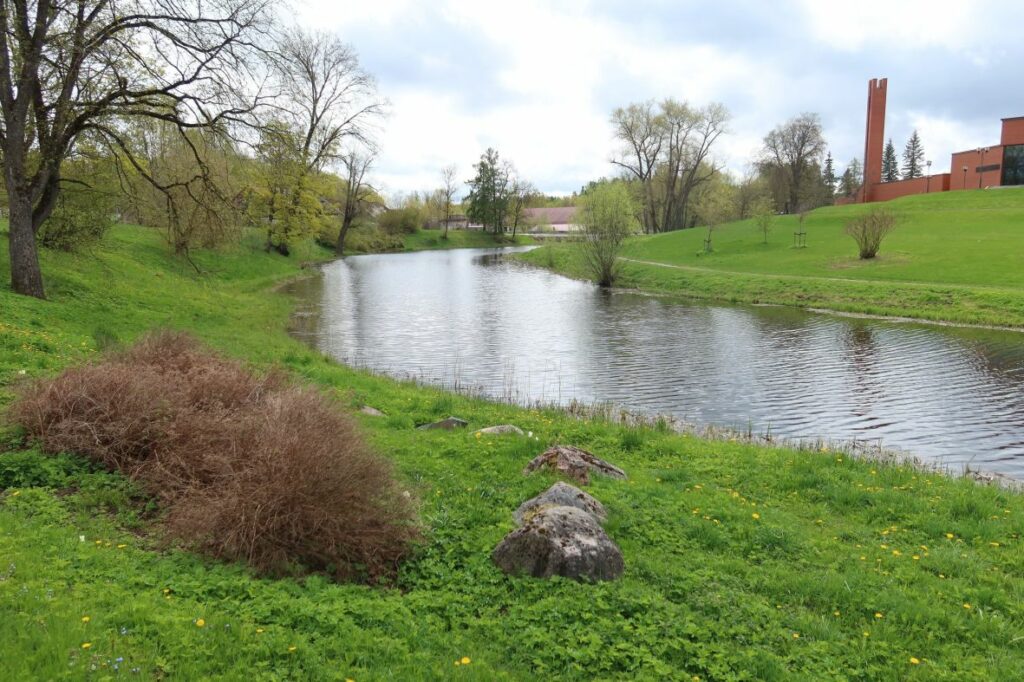 Maakond: Viljandimaa Veekogu nimi: Valuoja (Ugala paisjärv) Pildistamise aeg: 14. mai 2022 Pildistaja: H. Timm Pildistamise koht: teadmata Asimuut: S Veekogude registri viide: https://register.keskkonnaportaal.ee/register/body-of-water/8379316