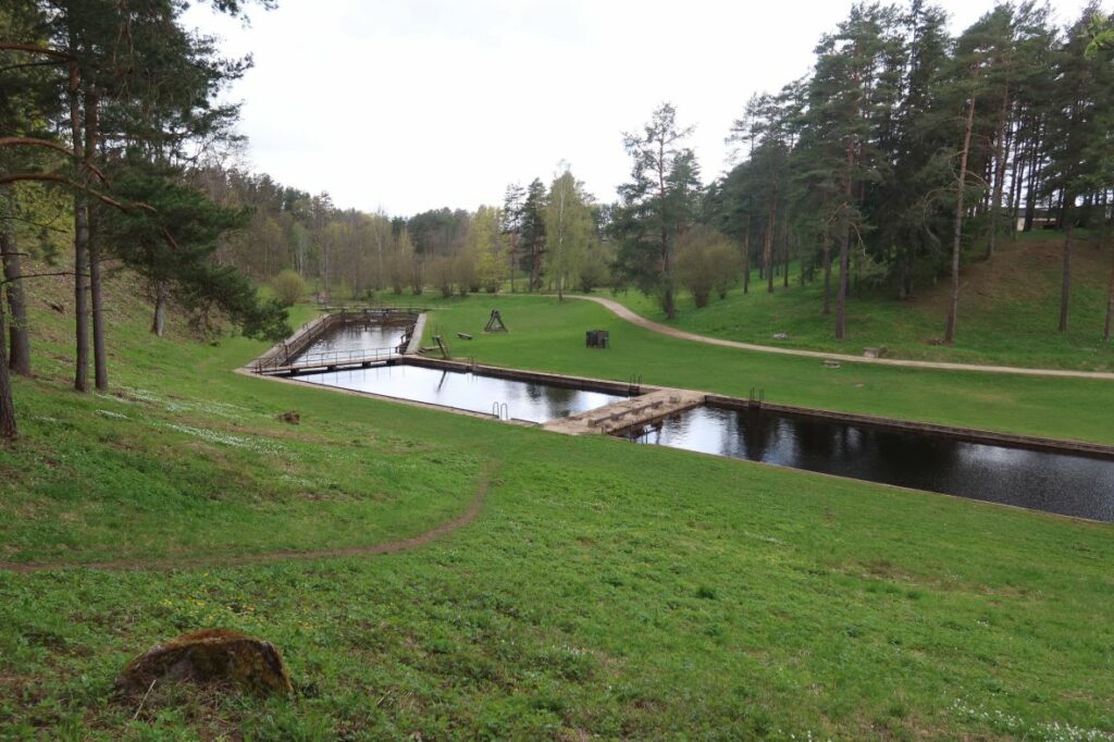 Maakond: Viljandimaa Veekogu nimi: Uueveski oja (suplusbasseinid) Pildistamise aeg: 14. mai 2022 Pildistaja: H. Timm Pildistamise koht: teadmata Asimuut: SW Veekogude registri viide: https://register.keskkonnaportaal.ee/register/body-of-water/8380340