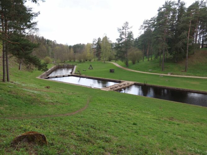 Maakond: Viljandimaa Veekogu nimi: Uueveski oja (suplusbasseinid) Pildistamise aeg: 14. mai 2022 Pildistaja: H. Timm Pildistamise koht: teadmata Asimuut: SW Veekogude registri viide: https://register.keskkonnaportaal.ee/register/body-of-water/8380340