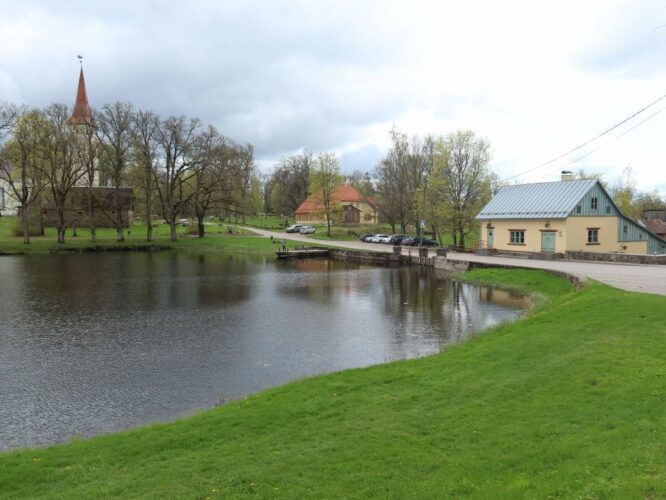 Maakond: Viljandimaa Veekogu nimi: Suure-Jaani paisjärv Pildistamise aeg: 14. mai 2022 Pildistaja: H. Timm Pildistamise koht: teadmata Asimuut: S Veekogude registri viide: https://register.keskkonnaportaal.ee/register/body-of-water/8377715