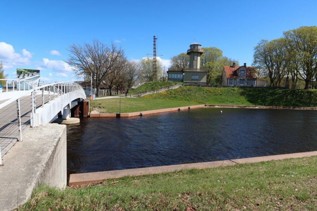 Maakond: Pärnumaa Veekogu nimi: Pärnu vallikraav Pildistamise aeg: 15. mai 2022 Pildistaja: H. Timm Pildistamise koht: suue Asimuut: ENE