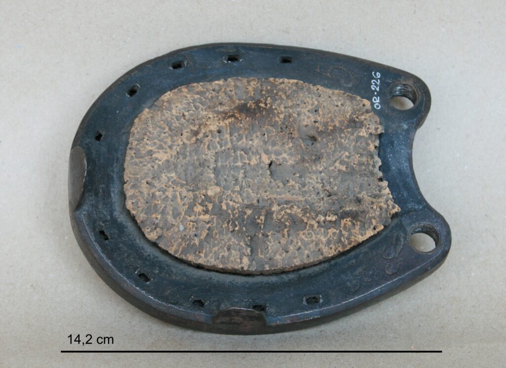 Korgiga kattraud piirdest ahaskabja raviks. A padded shoe (with cork padding). OR-226