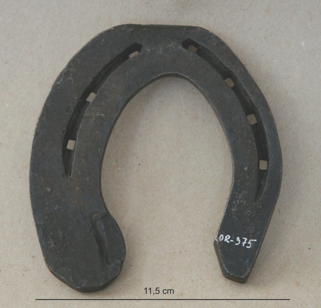 Koondjalgse eeskabja raud. The forehoof shoe of a horse with base-narrow conformation. OR-375