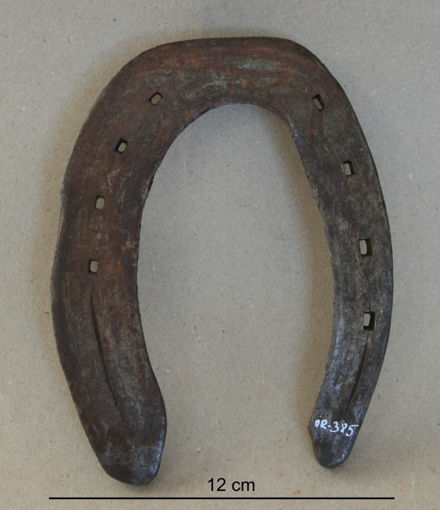 Koondjalgse taga kabja raud. The hindhoof shoe of a horse with base-narrow conformation. OR-385
