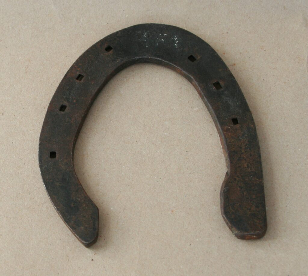 Koondjalgse eeskabja raud. The forehoof shoe of a horse with base-narrow conformation. OR-451